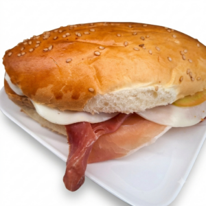 Sandwich con prosciutto crudo, mozzarella e pomodoro